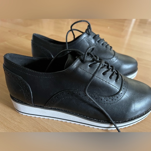 9.5ww Torrid Women’s Black Shoes with white soles - Picture 10 of 11